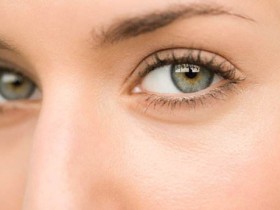 眼干、眼涩、干眼症怎么办?4个“补水”小妙招,让眼睛明亮水润!