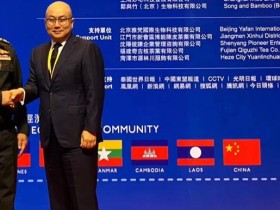杜总随李克强总理出席东盟领导人会议,参加泰国皇室御用产品交接仪式